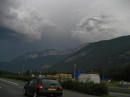 Bewölkter Himmel auf der Fahrt nach Grenoble Foto 