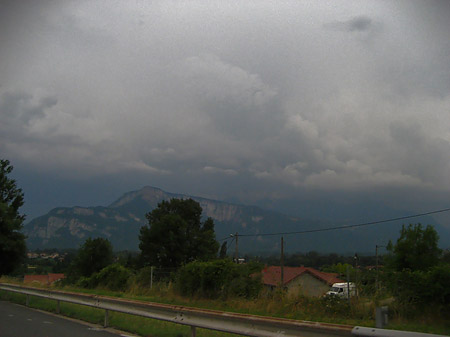 Bewölkter Himmel auf der Fahrt nach Grenoble Fotos