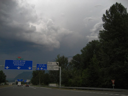 Bewölkter Himmel auf der Fahrt nach Grenoble Fotos