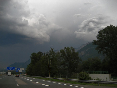 Bewölkter Himmel auf der Fahrt nach Grenoble